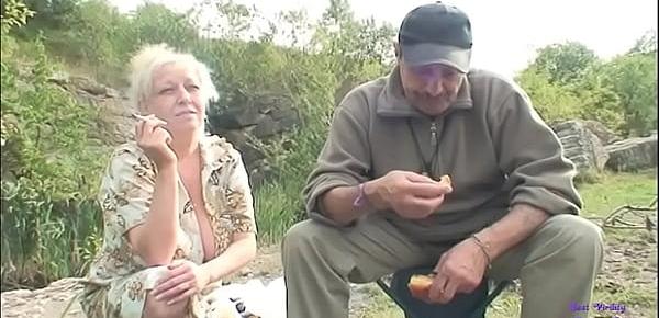  Due anziani vanno a pesca e trovano una giovane ragazza che prende il sole